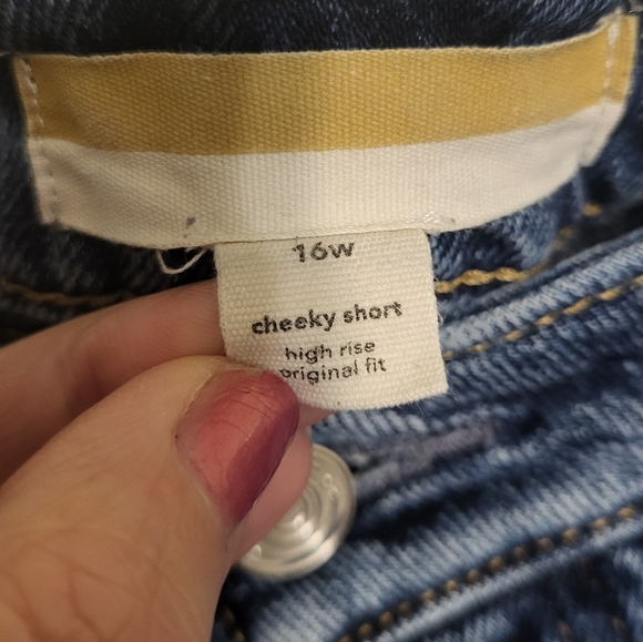 Maurice’s Goldie Blues Cheeky Shorts Distressed Raw Hem Dark Wash, Plus Size 16W - Picture 3 of 4